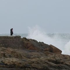 Eine Person beobachtet die Wellen, die sich am Ufer im Gebiet der Esclavas in Spanien brechen (Archivbild)