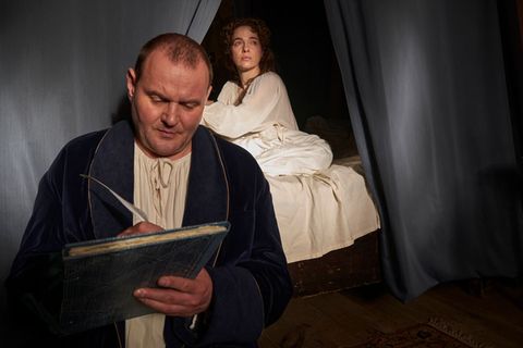 Johann Sebastian Bach (Devid Striesow) arbeitet zur Sorge seiner Frau (Verena Altenberger) Tag und Nacht an seinem Weihnachtsoratorium.