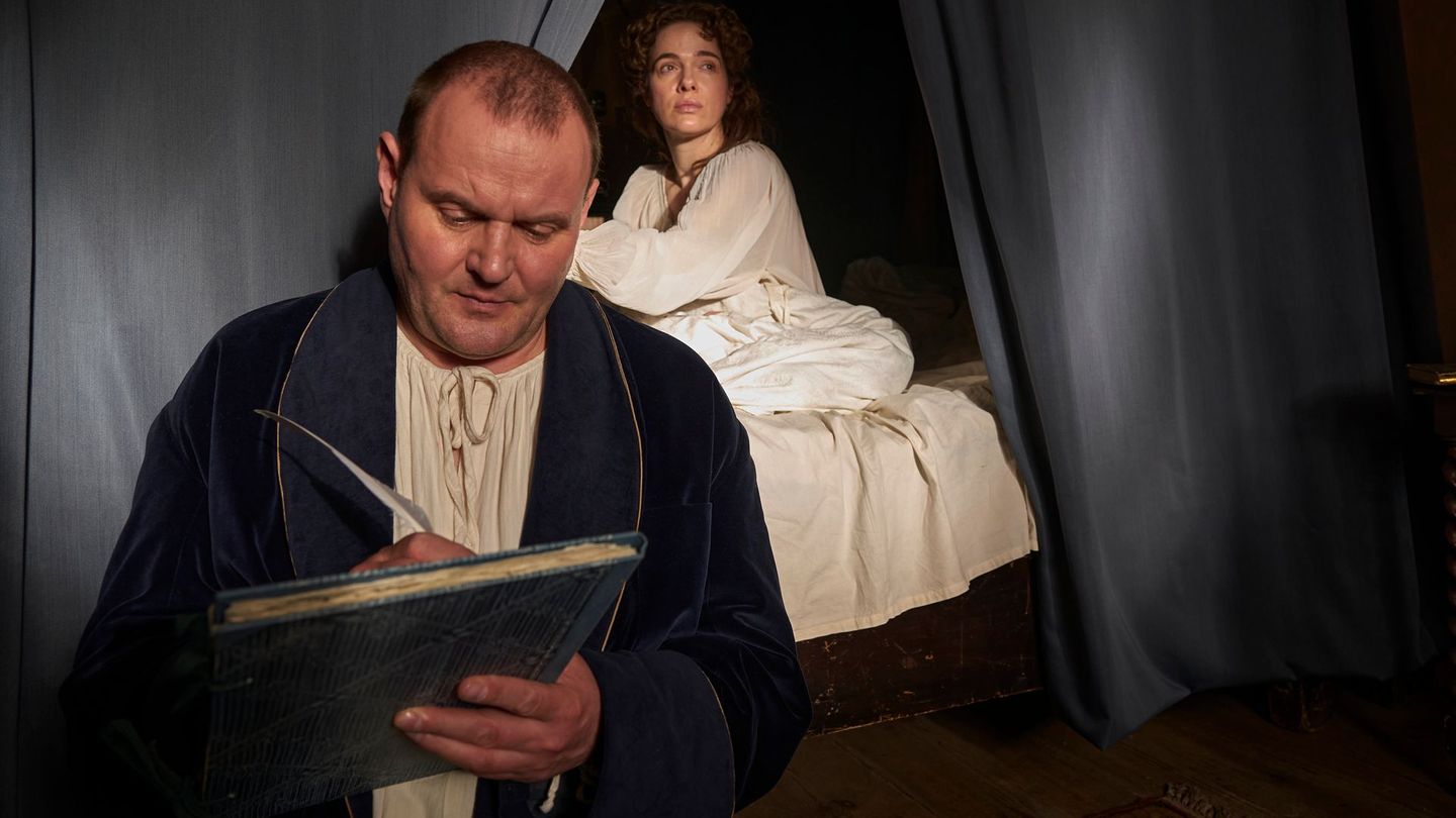 Johann Sebastian Bach (Devid Striesow) arbeitet zur Sorge seiner Frau (Verena Altenberger) Tag und Nacht an seinem Weihnachtsoratorium.