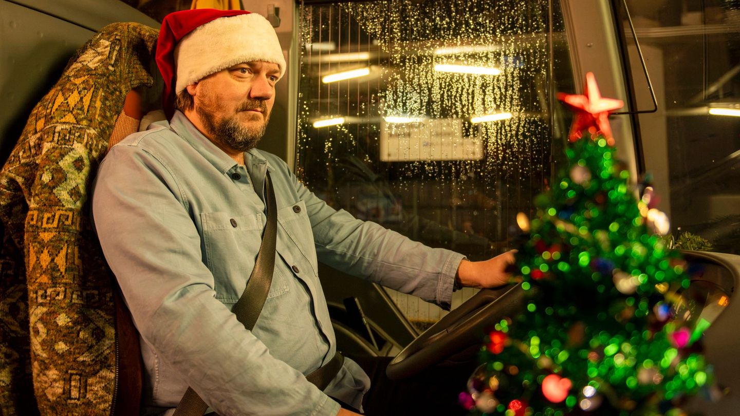 -Alle-Jahre-wieder-Im-Fernbus-zum-Fest-Charly-H-bner-wird-zum-weihnachtlichen-Busfahrer