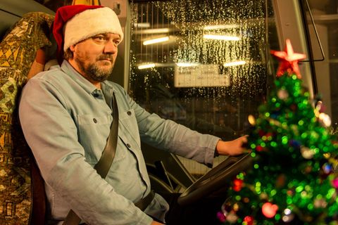 Charly Hübner gibt in "Alle Jahre wieder" den Fernbusfahrer in halber Weihnachtsmontur.