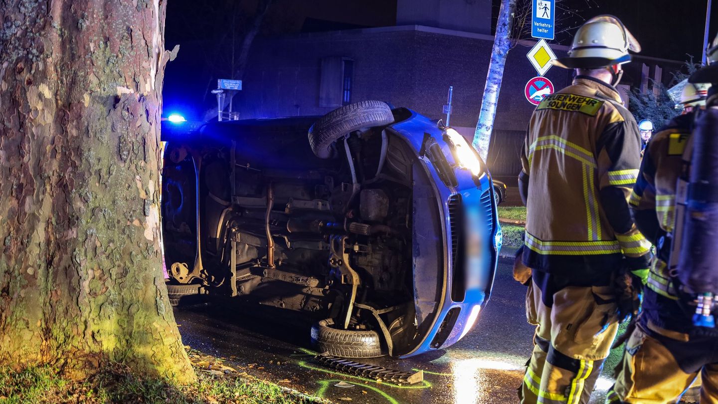 Unfälle: Vorfahrtsfehler: Mann prallt in Solingen gegen Baum