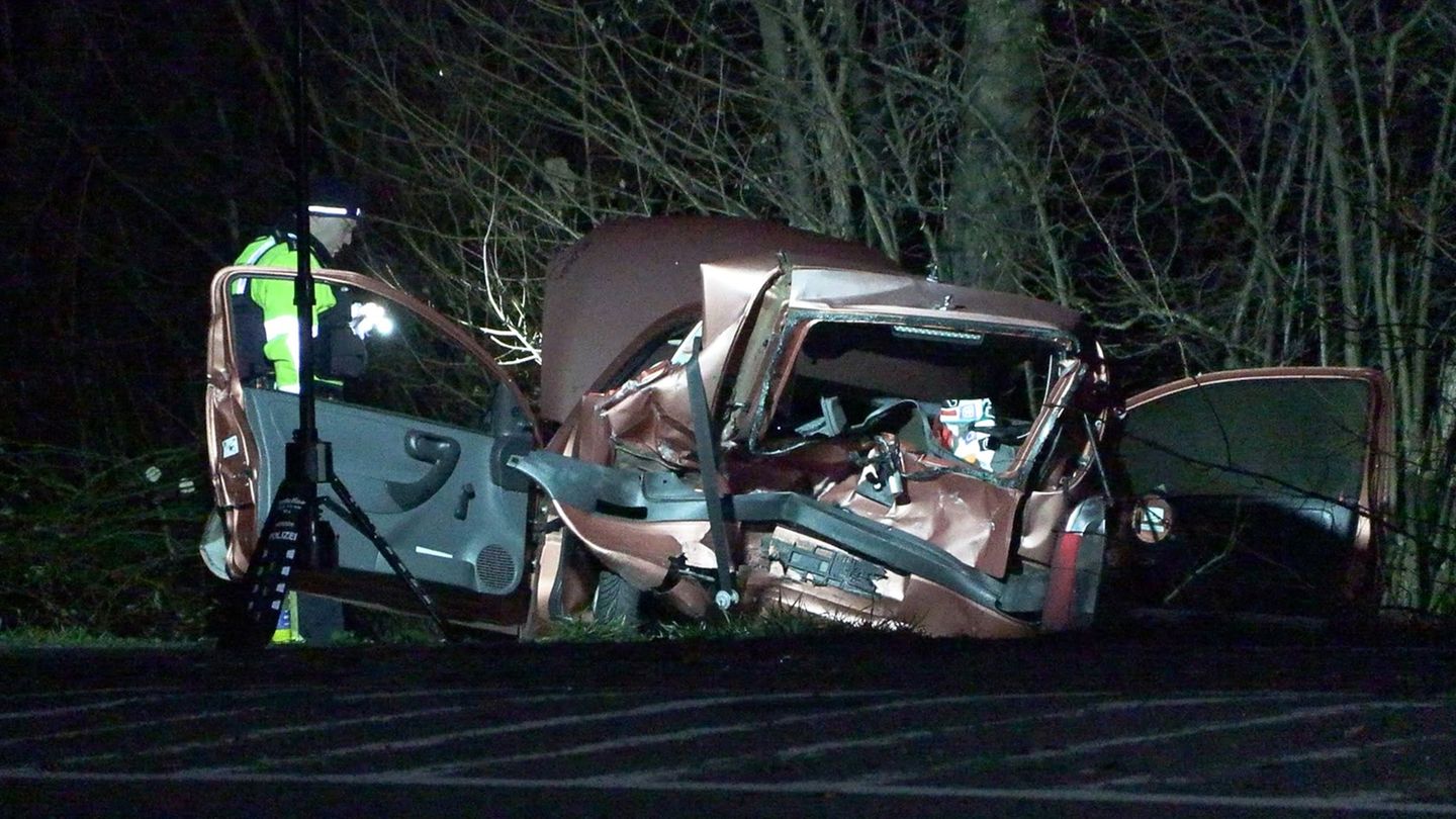 Rettungskräfte haben den lebensbedrohlich verletzten 57-Jährigen und seine Beifahrerin geborgen und in eine Klinik gebracht. Fot