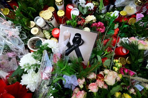 Blumen und Kerzen nach Anschlag in Magdeburg 2024