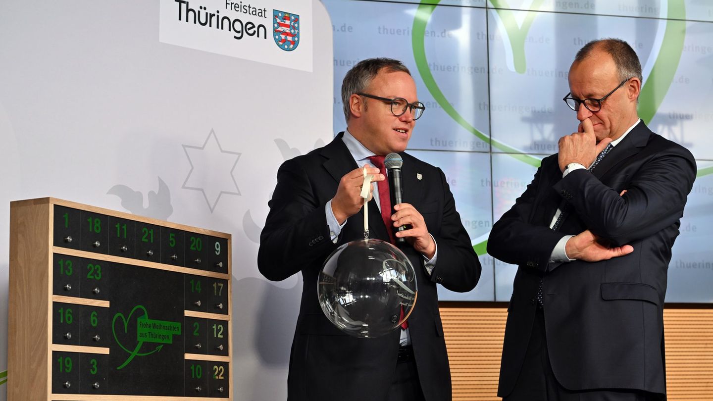 Thüringens Ministerpräsident Mario Voigt übergab Bundeskanzler Friedrich Merz (beide CDU) eine gläserne Weihnachtskugel. Das Wei