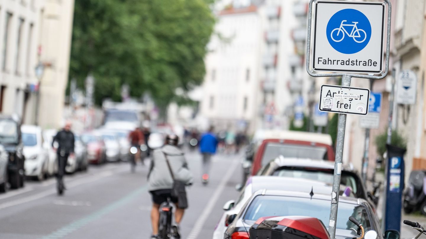 Getrennte Bereiche für Radfahrer und Autoverkehr tragen zu mehr Sicherheit bei. (Archivbild) Foto: Fabian Sommer/dpa