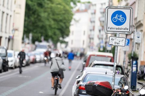 Getrennte Bereiche für Radfahrer und Autoverkehr tragen zu mehr Sicherheit bei. (Archivbild) Foto: Fabian Sommer/dpa