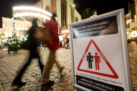 Die Zahl der Taschendiebstähle geht seit Jahren zurück. Foto: Patrick Seeger/dpa