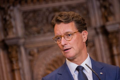 Für seine Familie schwingt Nordrhein-Westfalens Ministerpräsident Hendrik Wüst (CDU) an Weihnachten gerne den Kochlöffel. (Archi