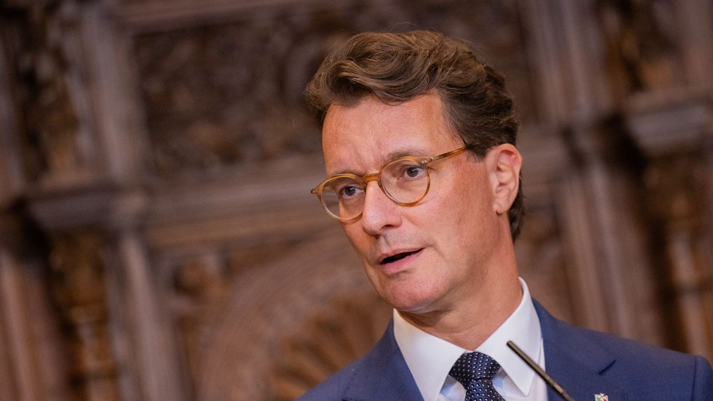 Für seine Familie schwingt Nordrhein-Westfalens Ministerpräsident Hendrik Wüst (CDU) an Weihnachten gerne den Kochlöffel. (Archi