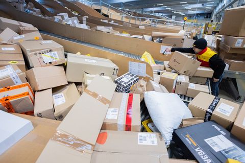 Paketfluten aus dem Ausland nehmen vor Weihnachten zu. (Symbolbild) Foto: Rolf Vennenbernd/dpa