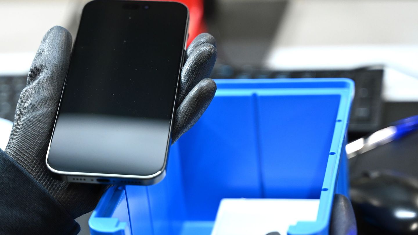 Ein gebrauchtes Smartphone wird generalüberholt und für den Wiederverkauf flottgemacht. (Symbolbild) Foto: Elisa Schu/dpa