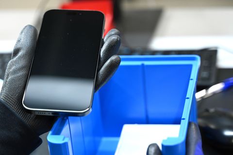 Ein gebrauchtes Smartphone wird generalüberholt und für den Wiederverkauf flottgemacht. (Symbolbild) Foto: Elisa Schu/dpa