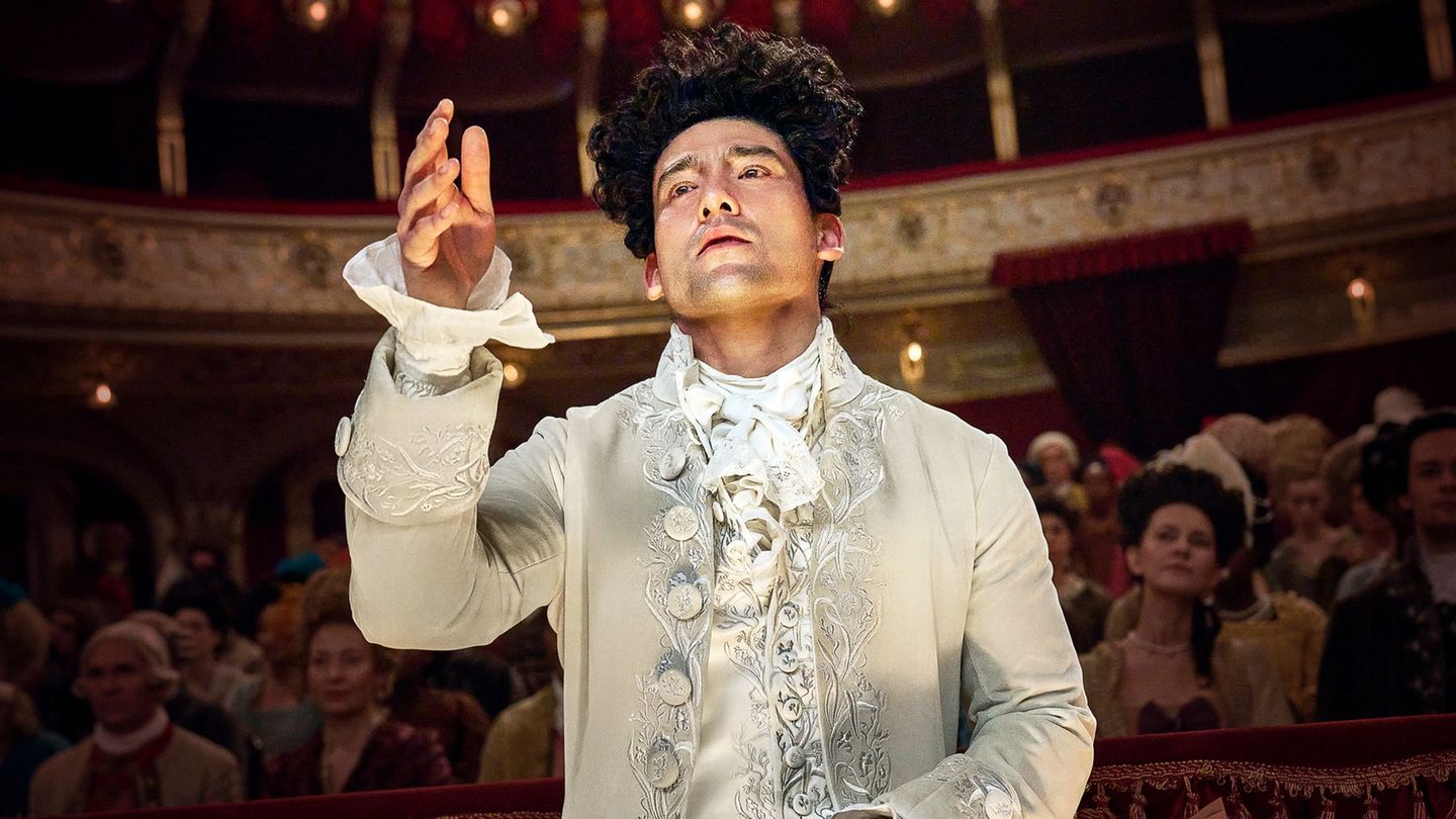 Will Sharpe als Wolfgang Amadeus Mozart in der Miniserie "Amadeus". (Handout) Foto: -/Sky/dpa