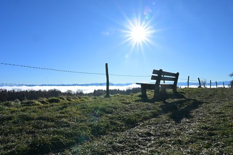 Wer in die Alpen fährt, kann sich am Wochenende auf Sonne freuen. (Archivbild) Foto: Malin Wunderlich/dpa