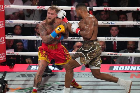 Anthony Joshua gewann das ungleiche Duell gegen Jake Paul. Foto: Lynne Sladky/AP/dpa