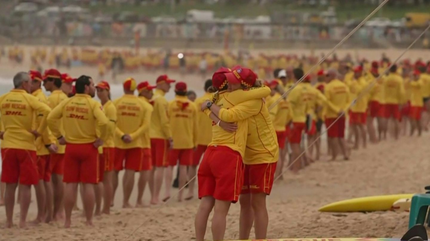 Rettungsschwimmer beim Gedenken am Bondi Beach