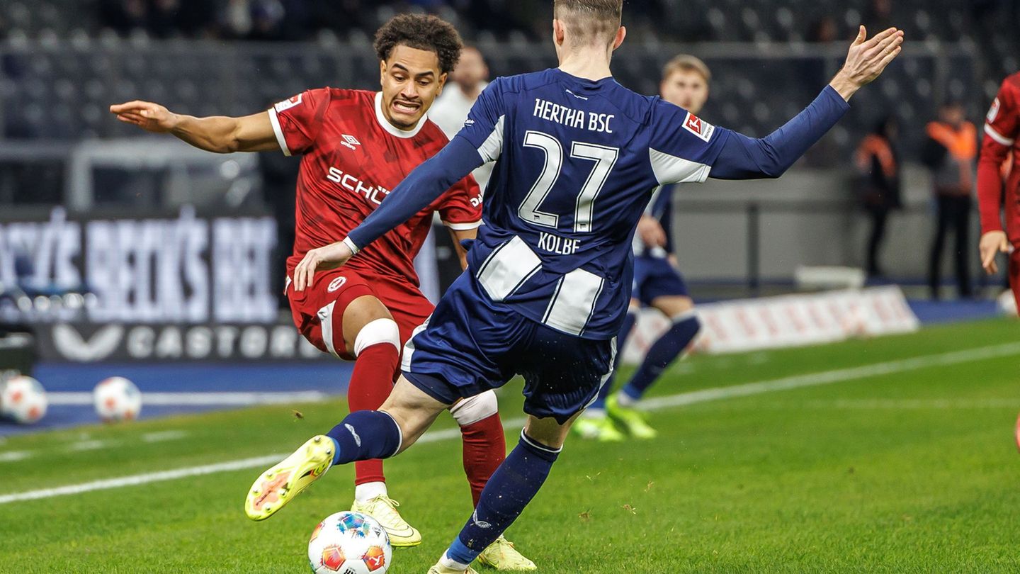 Herthas Niklas Kolbe dürfte den Rückrundenauftakt verpassen. Foto: Andreas Gora/dpa