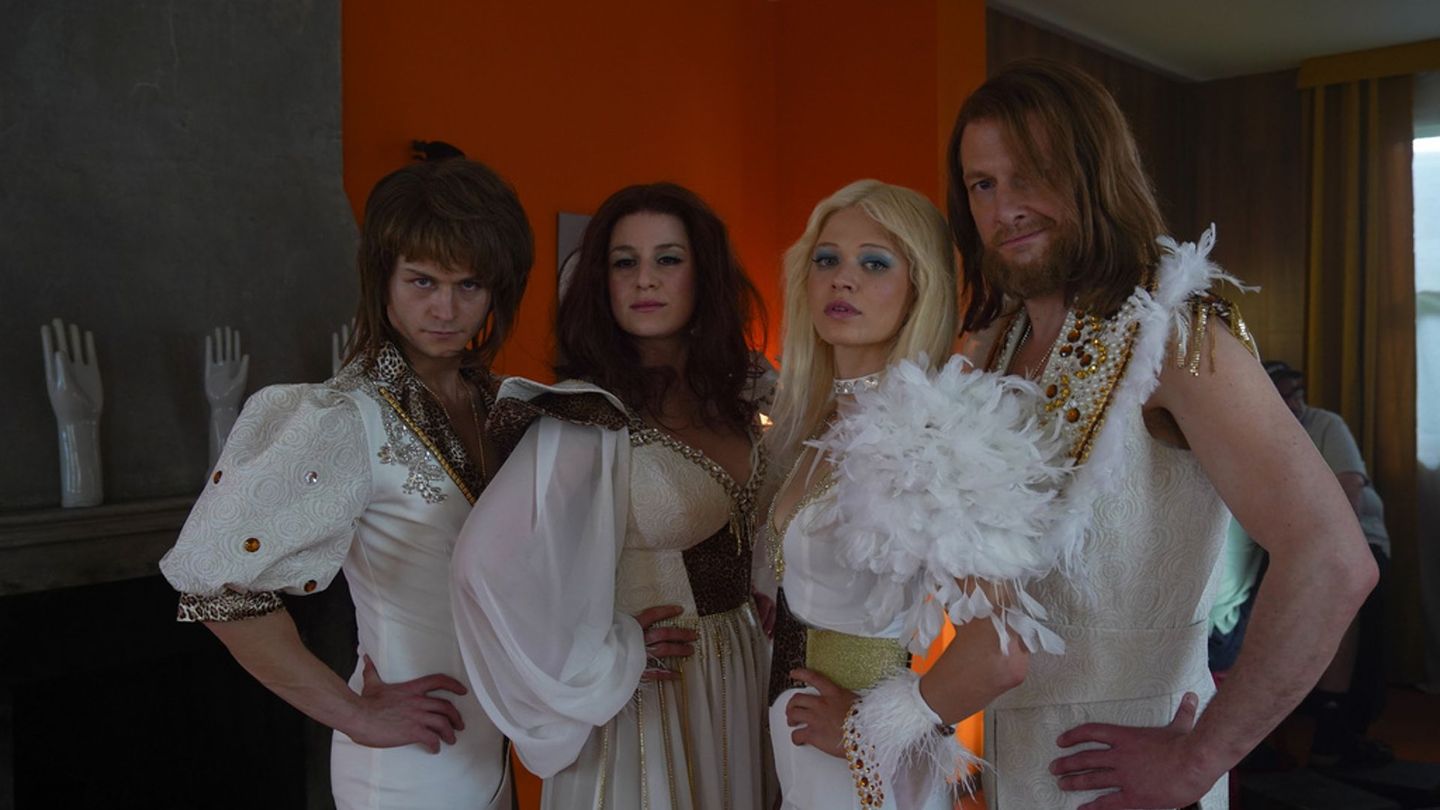 Nur nicht den Überblick verlieren. ABBA steckt mal wieder in Beziehungskrisen (von links): Björn (Tom Böttcher), Anni-Frid (Lou Strenger), Agnetha (Nora Islei) und Benny (Holger Stockhaus).
