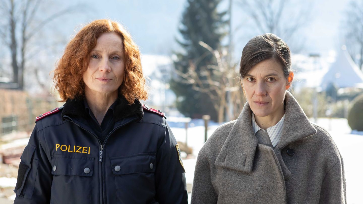 Polizistin Martina Schober (Jutta Fastian, links) bittet Chefinspektorin Acham (Pia Hierzegger) um Hilfe bei der Aufklärung der vielen Todesfälle.