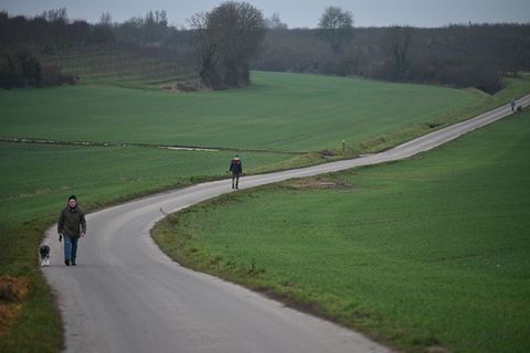Mehrere dünne Schichten halten warm und lassen sich bei milderen Temperaturen leicht anpassen. (Symbolbild) Foto: Michael Brandt