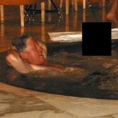 Auf einem Bild aus den Epstein-Akten ist Ex-Präsident Bill Clinton mit einer unbekannten weiteren Person in einem Pool zu sehen