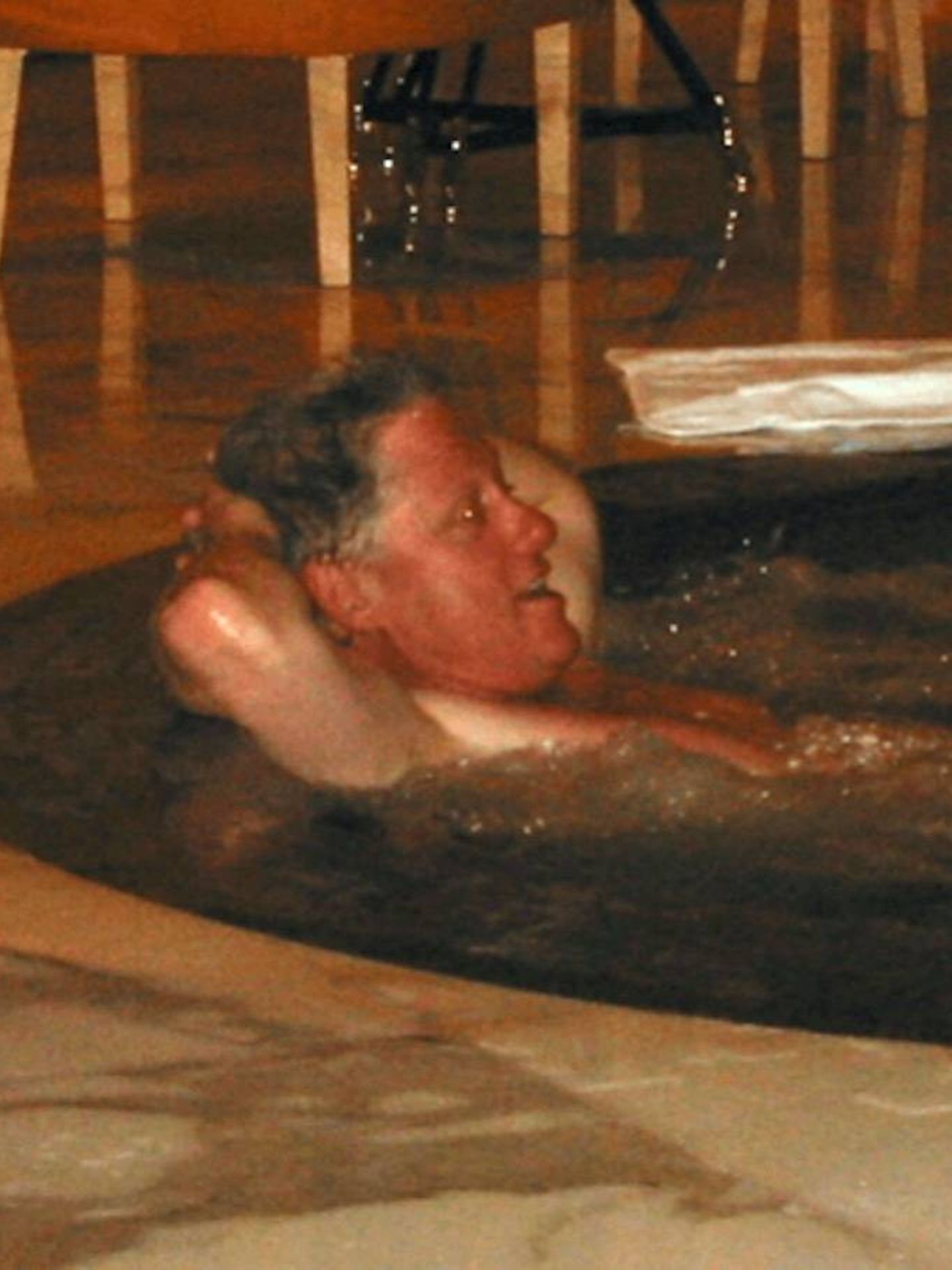 Auf einem Bild aus den Epstein-Akten ist Ex-Präsident Bill Clinton mit einer unbekannten weiteren Person in einem Pool zu sehen