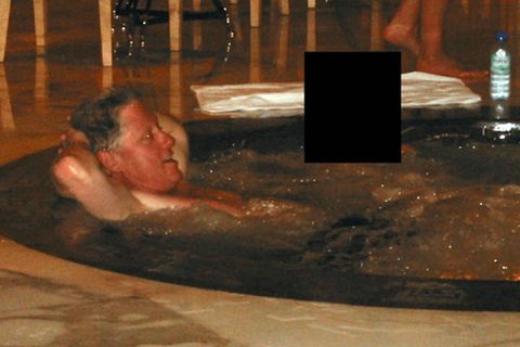 Auf einem Bild aus den Epstein-Akten ist Ex-Präsident Bill Clinton mit einer unbekannten weiteren Person in einem Pool zu sehen