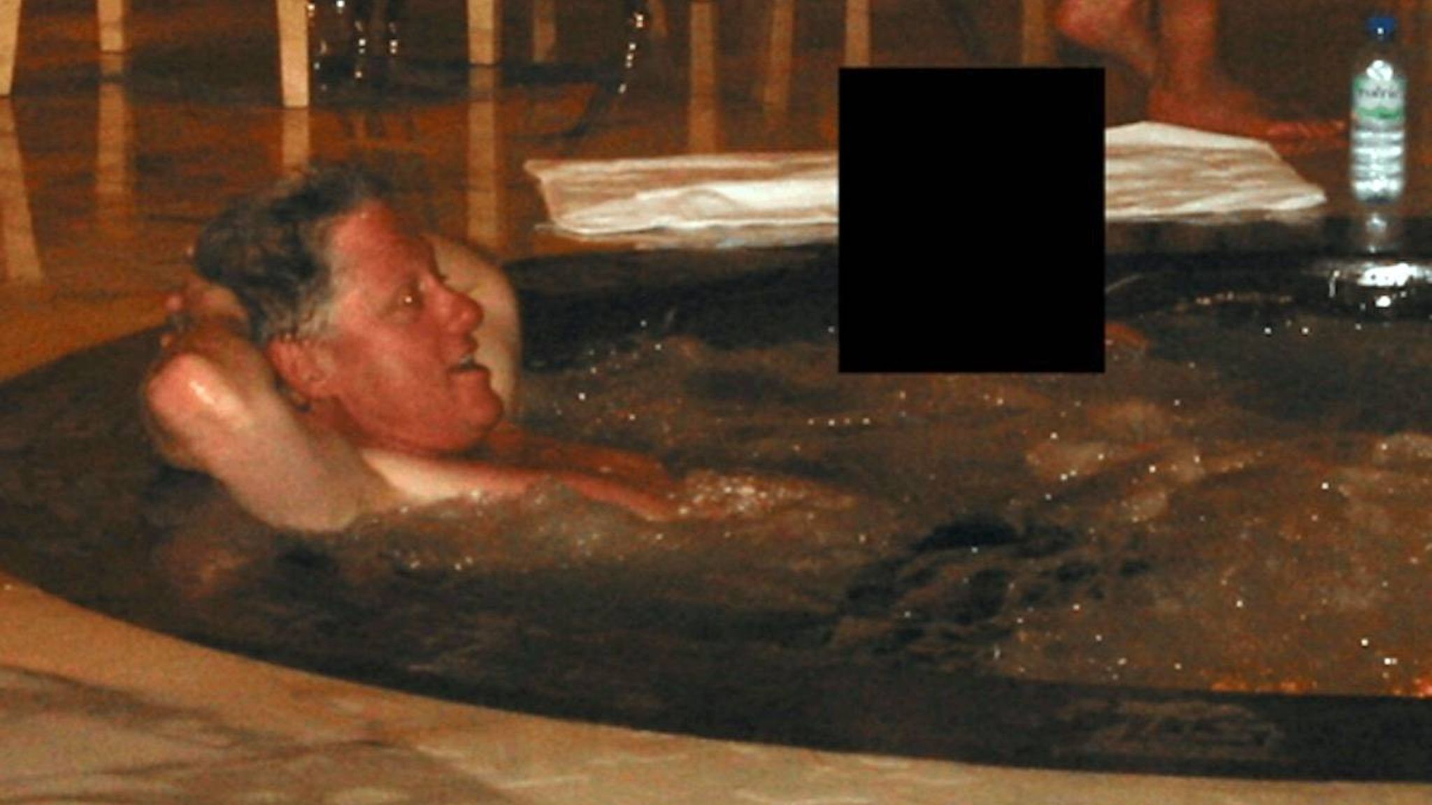Auf einem Bild aus den Epstein-Akten ist Ex-Präsident Bill Clinton mit einer unbekannten weiteren Person in einem Pool zu sehen