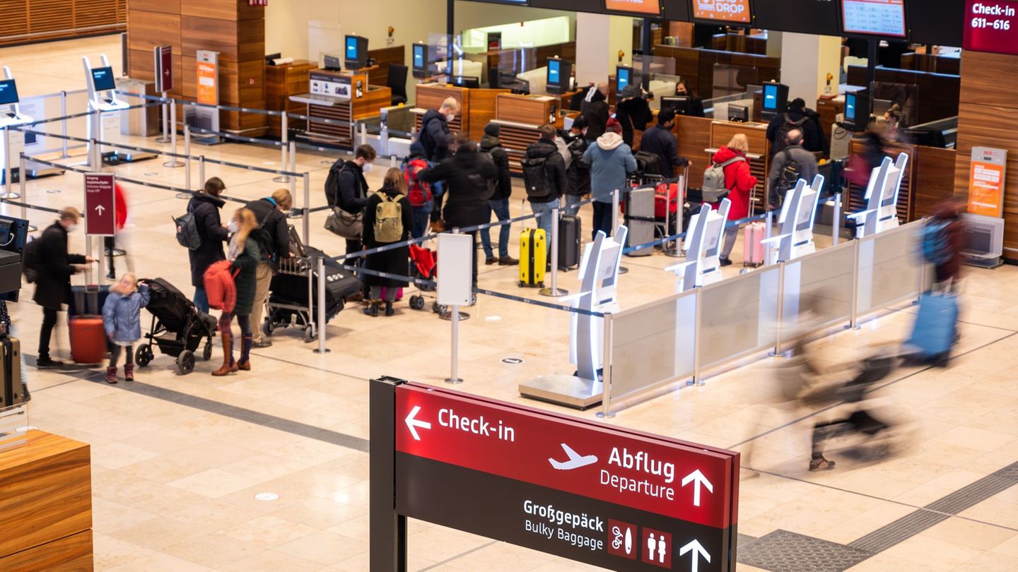 Über eine Million Reisende kommen in den Weihnachtsferien auf den Flughafen BER zu. (Archivbild) Foto: Christophe Gateau/dpa