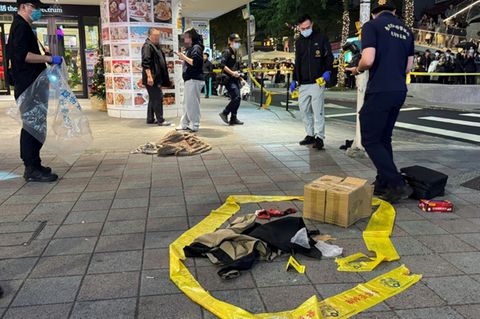 Ermittler am Tatort des Messerangriffs