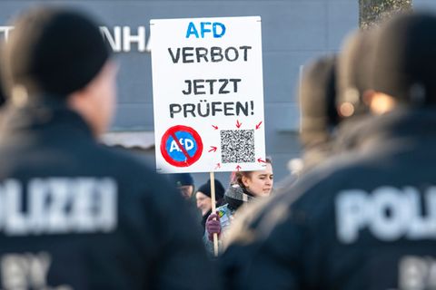 Demonstranten stehen in Greding der Polizei gegenüber. Foto: Stefan Puchner/dpa