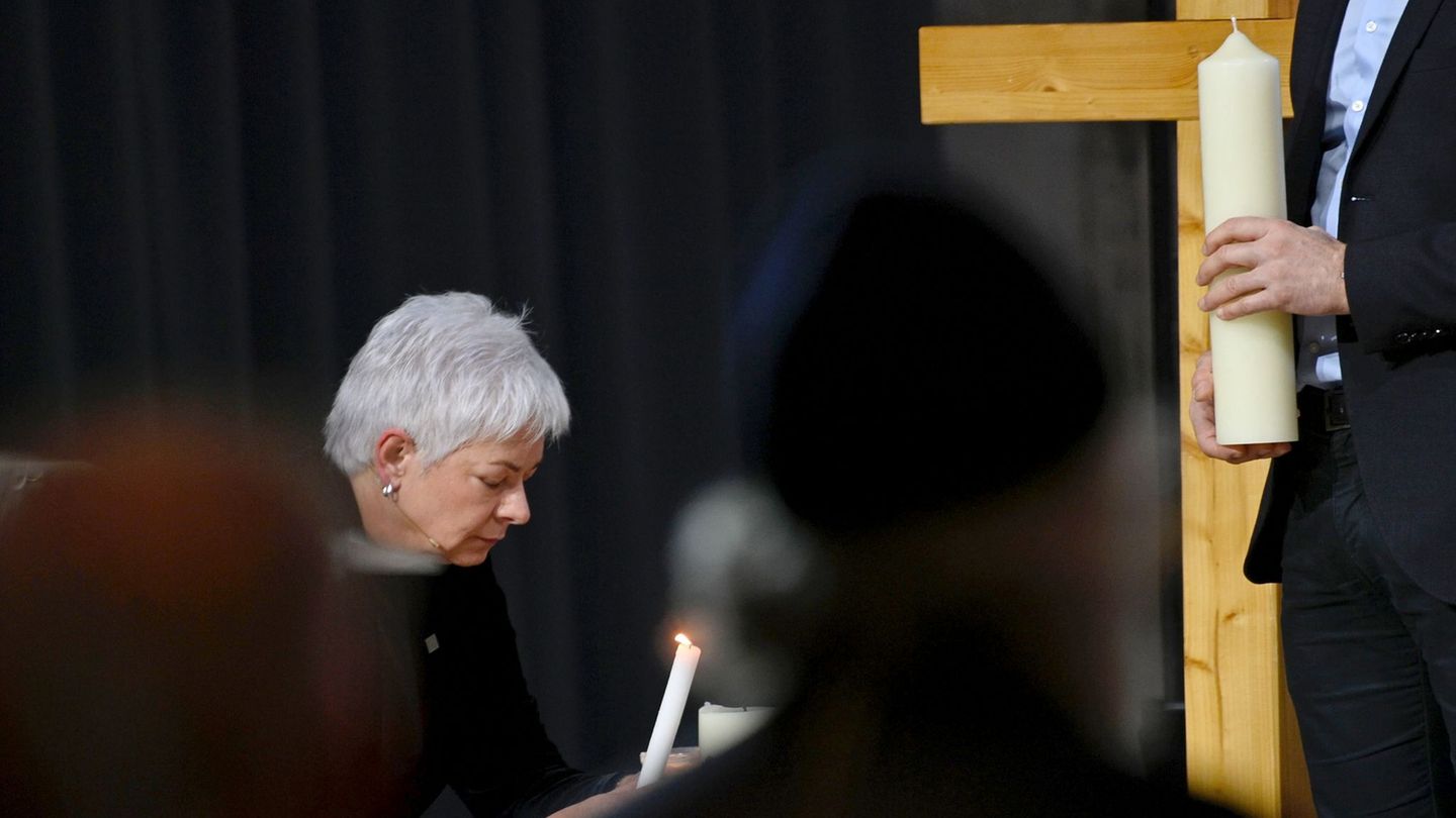 Regina Dolores Stieler-Hinz, Bürgermeisterin der Stadt Magdeburg, trägt in der Johanniskirche eine Kerze beim Gedenkgottesdienst