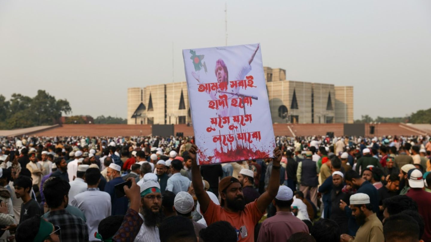 Trauernder mit Bild des Studentenanführers Sharif Osman Hadi