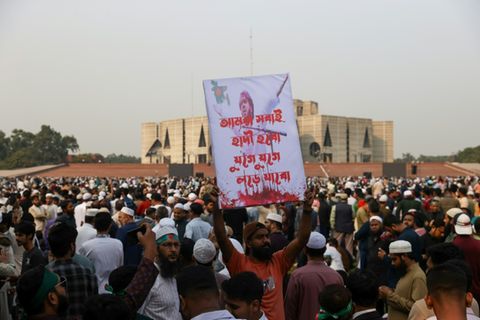 Trauernder mit Bild des Studentenanführers Sharif Osman Hadi