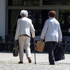 Zwei Rentnerinnen in Deutschland