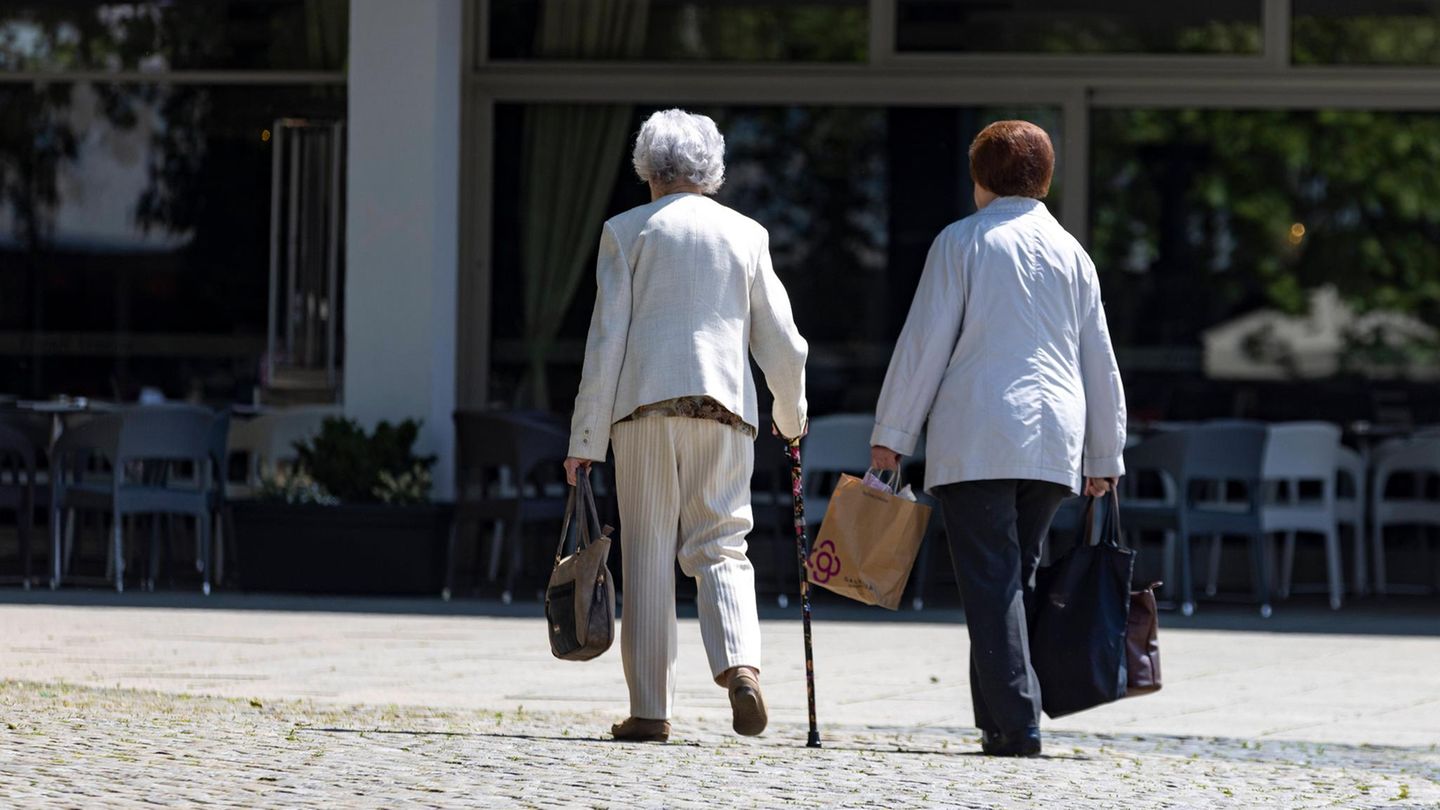 Zwei Rentnerinnen in Deutschland