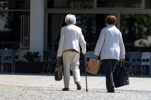 Zwei Rentnerinnen in Deutschland