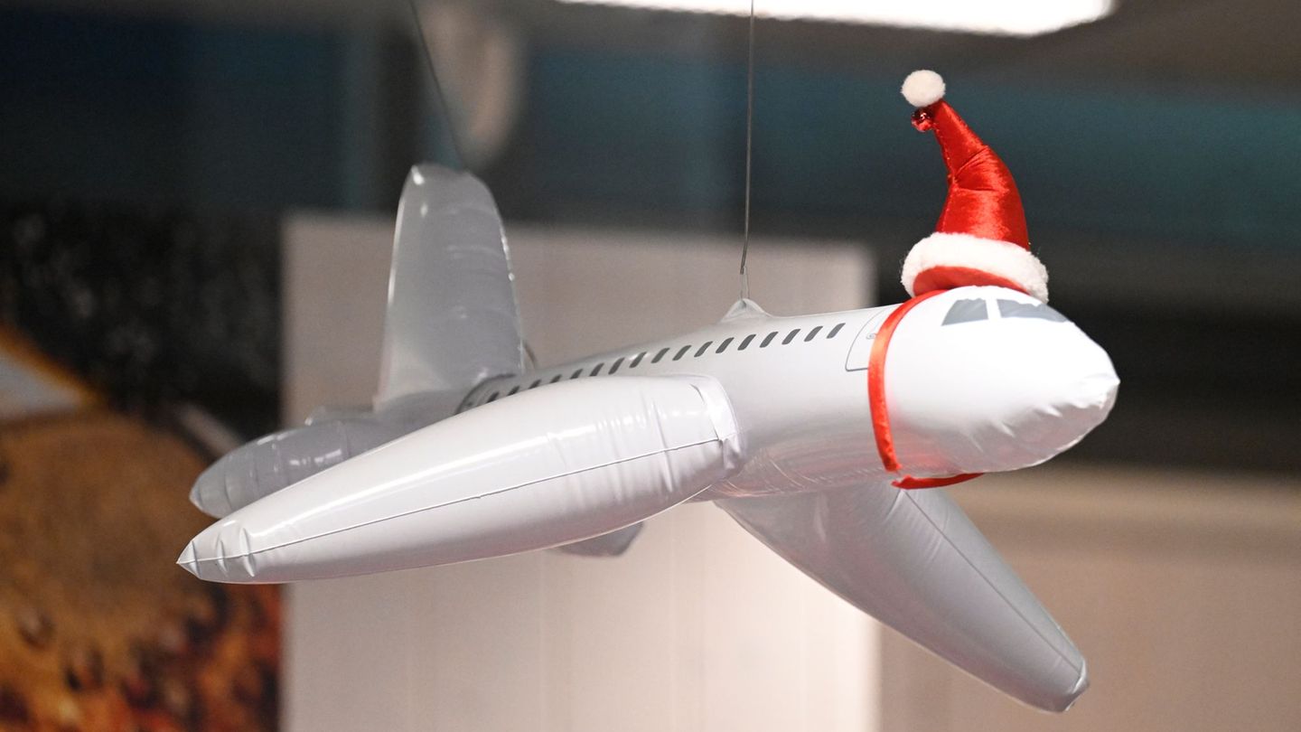 Weihnachtsstimmung hat auch an den Flughäfen in Nordrhein-Westfalen die Lufthoheit gewonnen. Foto: Roberto Pfeil/dpa