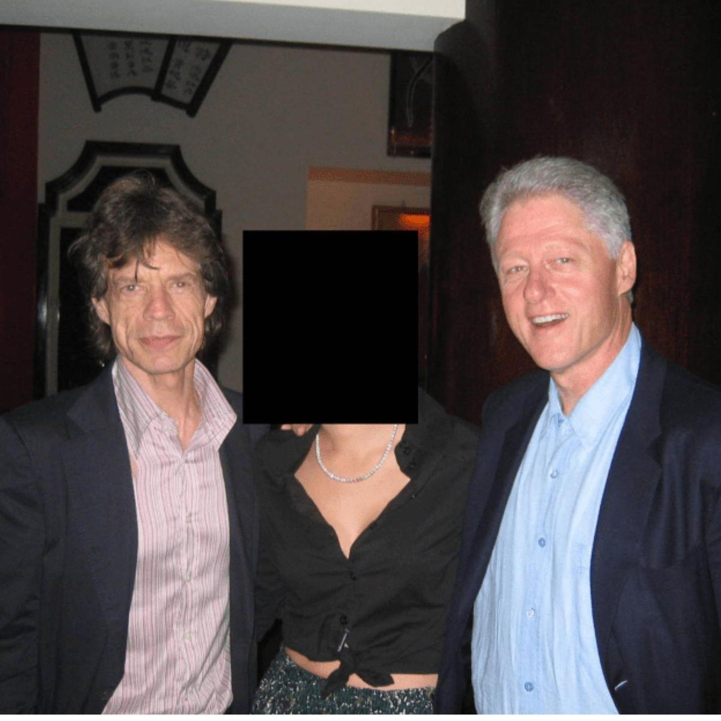 Mick Jagger (l.) neben einer unbekannten Person und Ex-Präsident Bill Clinton – auch dieses Bild stammt aus den Epstein-Akten