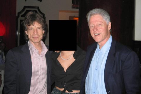 Mick Jagger (l.) neben einer unbekannten Person und Ex-Präsident Bill Clinton – auch dieses Bild stammt aus den Epstein-Akten