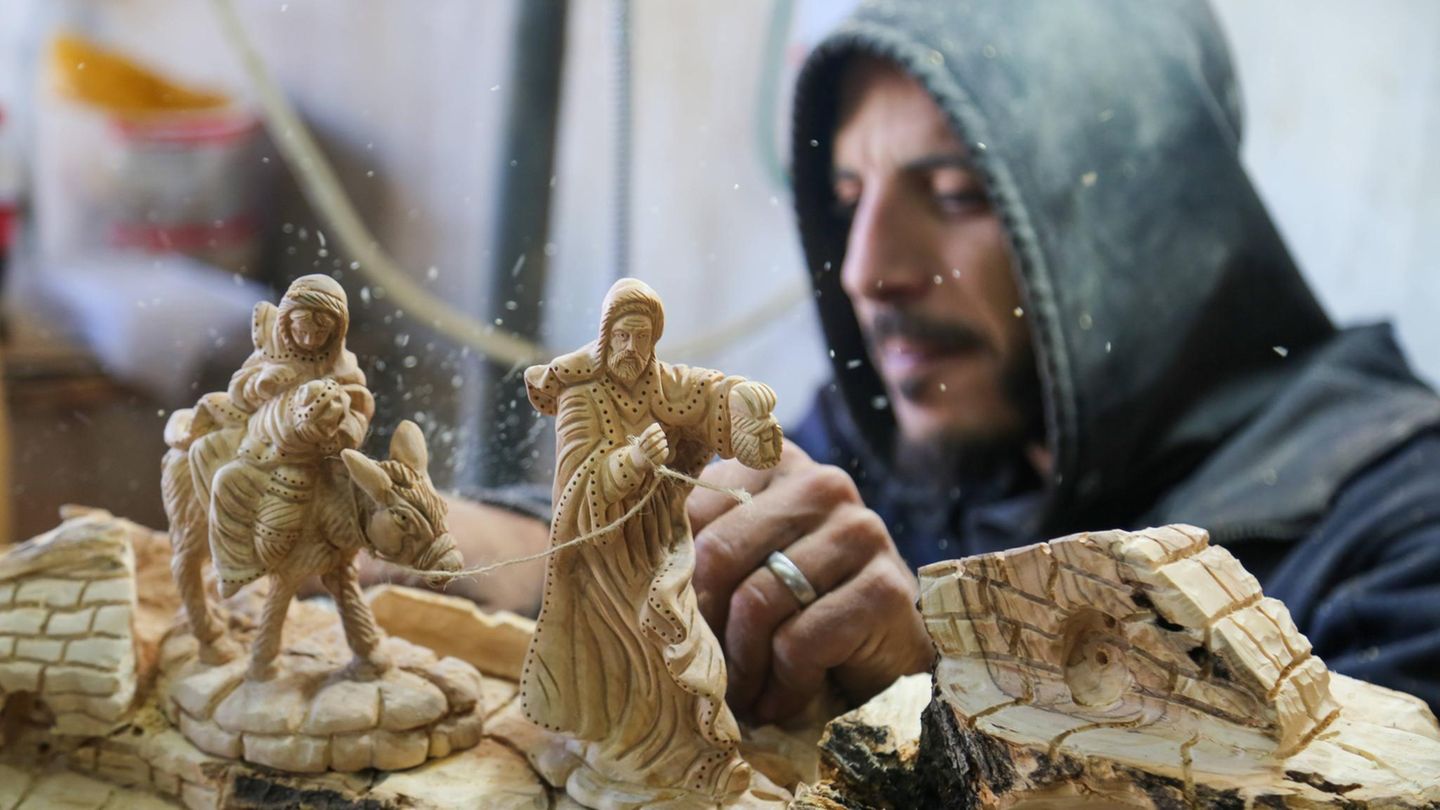 Bethlehem, Westjordanland. In der Geburtsstadt Jesu Christi wird zu Weihnachten endlich wieder viel los sein. Zwei Jahre pausierten die Feierlichkeiten wegen des Krieges in Gaza. Jetzt kommen Christen und Touristen zurück und die palästinensischen Kunsthandwerker können ihre Schnitzereien anbieten – zum Beispiel Maria, Joseph und Sohnemann