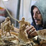 Bethlehem, Westjordanland. In der Geburtsstadt Jesu Christi wird zu Weihnachten endlich wieder viel los sein. Zwei Jahre pausierten die Feierlichkeiten wegen des Krieges in Gaza. Jetzt kommen Christen und Touristen zurück und die palästinensischen Kunsthandwerker können ihre Schnitzereien anbieten – zum Beispiel Maria, Joseph und Sohnemann