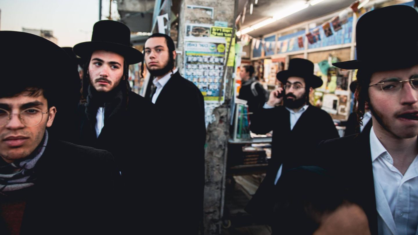 Jerusalem, Israel. Die Haredim, die ultraorthodoxen Juden, stehen in Israel unter Druck, weil ihre Befreiung vom Militärdienst nicht mehr akzeptiert wird. Die Regierung plant ein Gesetz, die Strenggläubigen einzuziehen. Seitdem steigen die Spannungen. Zuletzt gab es sogar Randale, weil ein Polizist ein Ticket für einen Falschparker ausstellen wollte. Fortsetzung folgt...