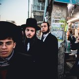 Jerusalem, Israel. Die Haredim, die ultraorthodoxen Juden, stehen in Israel unter Druck, weil ihre Befreiung vom Militärdienst nicht mehr akzeptiert wird. Die Regierung plant ein Gesetz, die Strenggläubigen einzuziehen. Seitdem steigen die Spannungen. Zuletzt gab es sogar Randale, weil ein Polizist ein Ticket für einen Falschparker ausstellen wollte. Fortsetzung folgt...