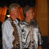 Er ist wohl die Person, die am häufigsten auf den Bildern der bislang veröffentlichten Akten zu sehen ist: Ex-Präsident Bill Clinton (l.). Noch ist unklar, welche Beziehung er zu Epstein hatte. Sein Sprecher betonte, Clinton habe nichts von den kriminellen Machenschaften Epsteins gewusst und sei bereits auf Abstand gegangen noch bevor diese bekannt wurden