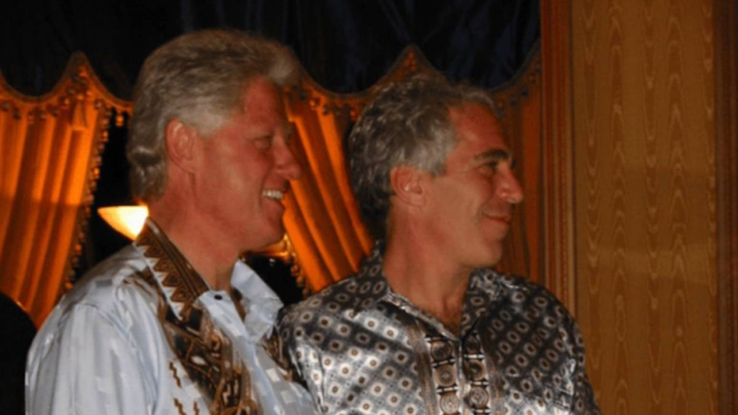 Er ist wohl die Person, die am häufigsten auf den Bildern der bislang veröffentlichten Akten zu sehen ist: Ex-Präsident Bill Clinton (l.). Noch ist unklar, welche Beziehung er zu Epstein hatte. Sein Sprecher betonte, Clinton habe nichts von den kriminellen Machenschaften Epsteins gewusst und sei bereits auf Abstand gegangen noch bevor diese bekannt wurden