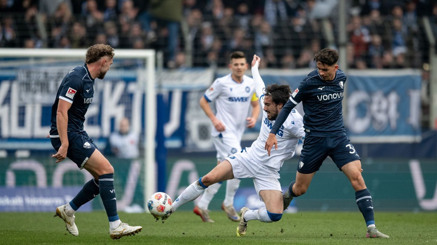 Die Zuschauer in Bochum sahen ein enges Spiel. Foto: Fabian Strauch/dpa