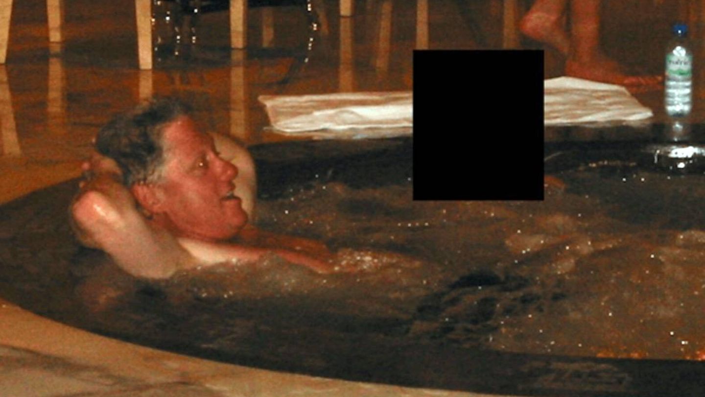 Clinton wirkt auf den veröffentlichten Bildern sehr entspannt, hier ist er mit einer unbekannten Person in einem Pool zu sehen. Auch auf anderen Aufnahmen wirken er und Epstein vertraut