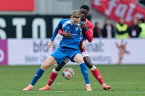 Maximilian Breunig (Magdeburg) und Maxwell Gyamfi (1. FC Kaiserslautern) kämpfen um den Ball. Foto: Uwe Anspach/dpa